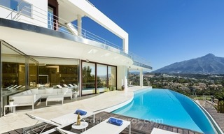 À vendre à Nueva Andalucia, Marbella: Villa de design avec vue panoramique sur le golf, la mer et la montagne 1
