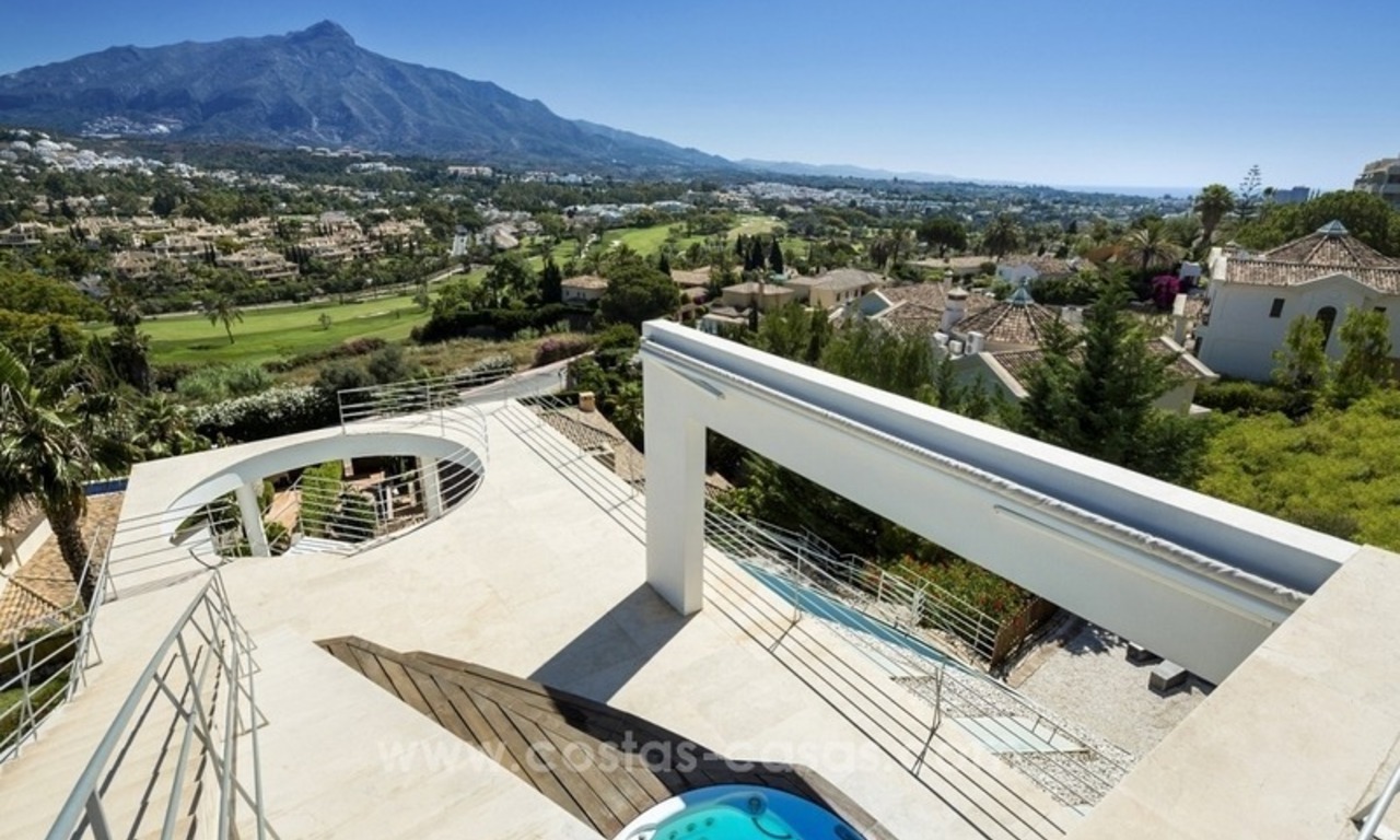 À vendre à Nueva Andalucia, Marbella: Villa de design avec vue panoramique sur le golf, la mer et la montagne 4