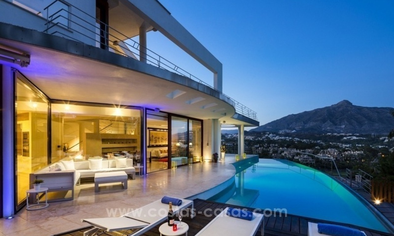 À vendre à Nueva Andalucia, Marbella: Villa de design avec vue panoramique sur le golf, la mer et la montagne 0