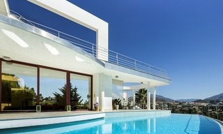 À vendre à Nueva Andalucia, Marbella: Villa de design avec vue panoramique sur le golf, la mer et la montagne 2