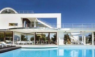 À vendre à Nueva Andalucia, Marbella: Villa de design avec vue panoramique sur le golf, la mer et la montagne 3