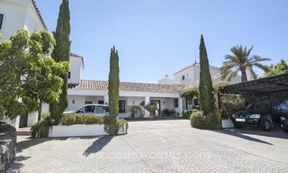 À vendre Marbella - Benahavis: Superbe villa avec un charme provençal en exclusivité a El Madroñal avec vue exceptionnelle sur la mer 1