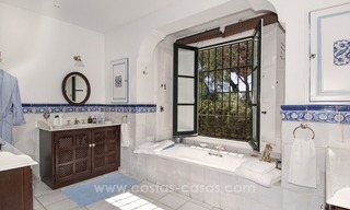 À vendre Marbella - Benahavis: Superbe villa avec un charme provençal en exclusivité a El Madroñal avec vue exceptionnelle sur la mer 25