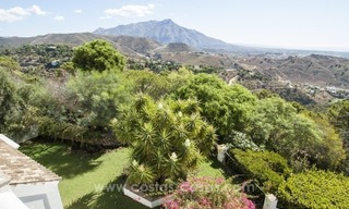 À vendre Marbella - Benahavis: Superbe villa avec un charme provençal en exclusivité a El Madroñal avec vue exceptionnelle sur la mer 33