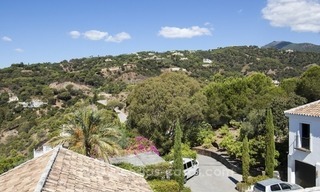 À vendre Marbella - Benahavis: Superbe villa avec un charme provençal en exclusivité a El Madroñal avec vue exceptionnelle sur la mer 31