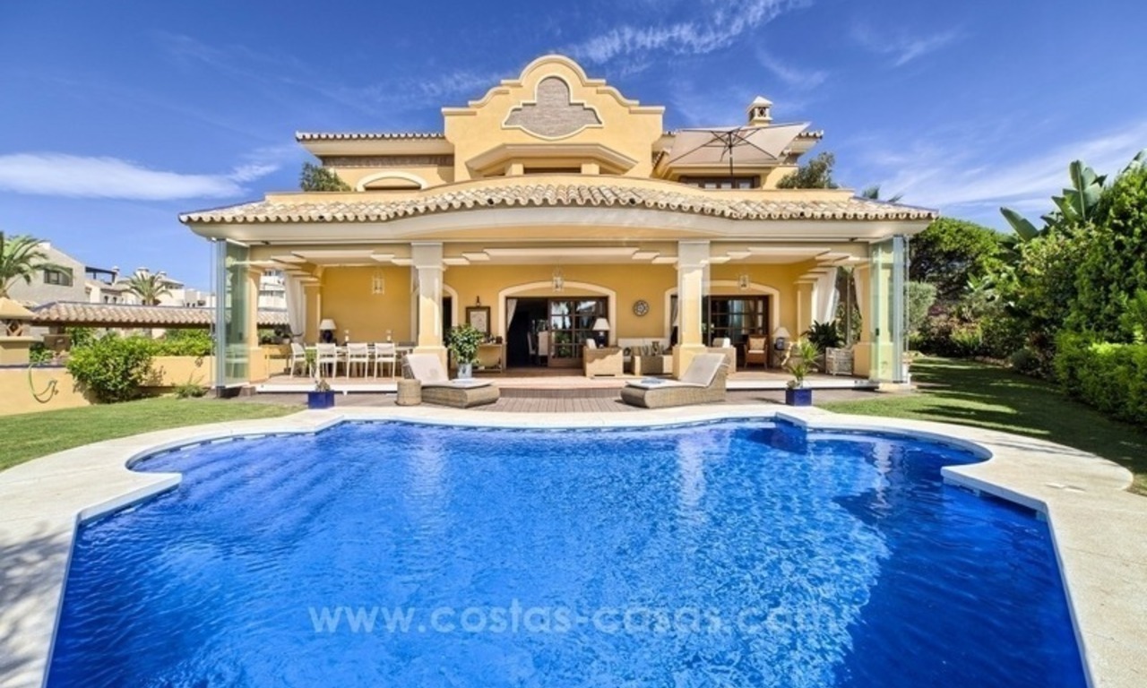 Villa de style classique en vente à Elviria, Marbella 0