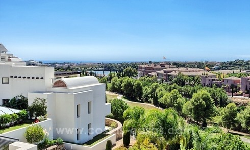Appartement penthouse moderne de luxe en première ligne de golf à vendre dans un complexe de golf 5 * dans Benahavis - Marbella 