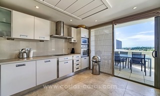 Appartement penthouse moderne de luxe en première ligne de golf à vendre dans un complexe de golf 5 * dans Benahavis - Marbella 11