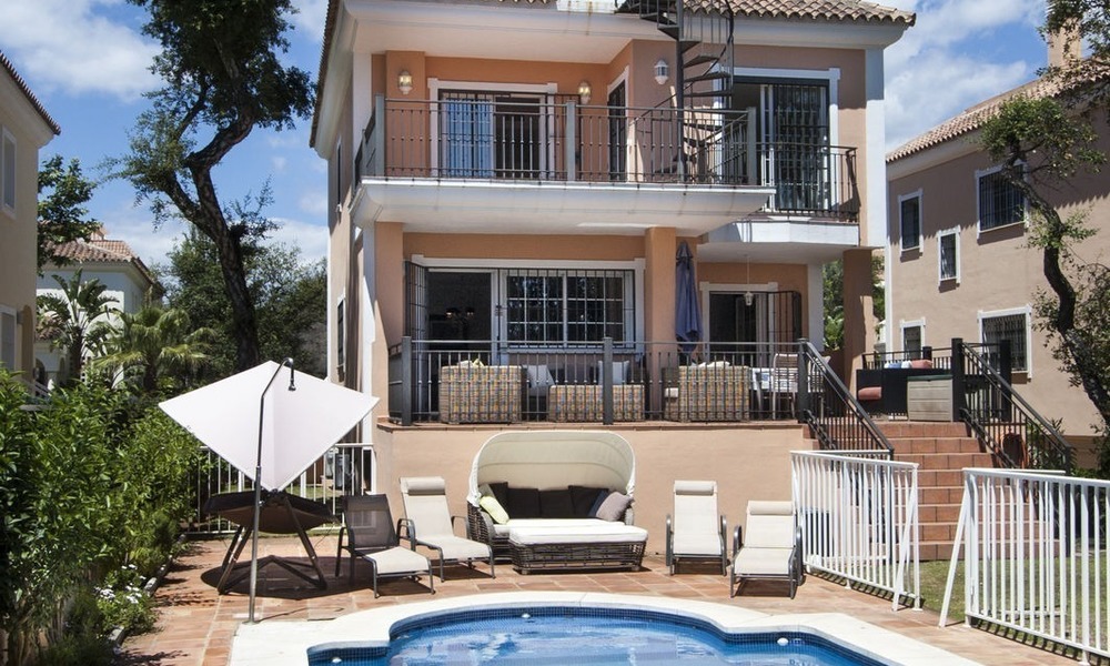 Villa à vendre à Elviria, Marbella. À distance de marche des supermarchés et de la plage. Prix réduit! 366