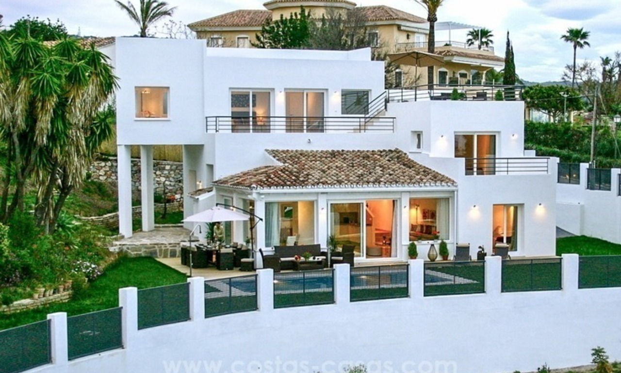 Villa à vendre contemporaine avec une superbe vue panoramique sur la mer à Marbella 0