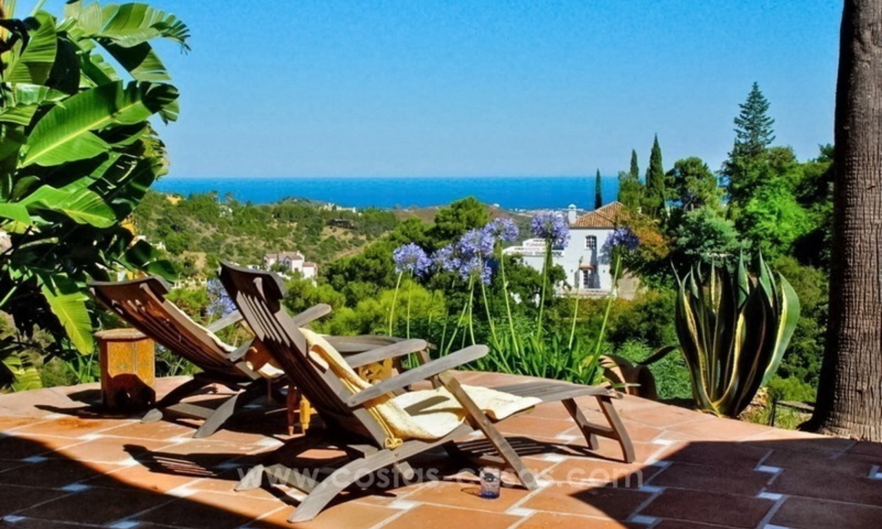 A vendre: Charmante villa andalouse traditionnelle, avec d'excellentes vues sur la mer dans El Madroñal, Benahavis - Marbella 0