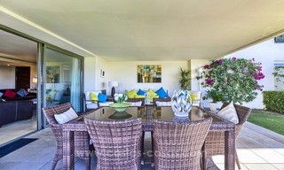 Moderne et luxueux rez-de-chaussée en première ligne de golf dans un complexe 5 étoiles en vente à Benahavis, Marbella 2