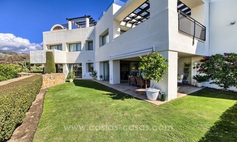 Moderne et luxueux rez-de-chaussée en première ligne de golf dans un complexe 5 étoiles en vente à Benahavis, Marbella 