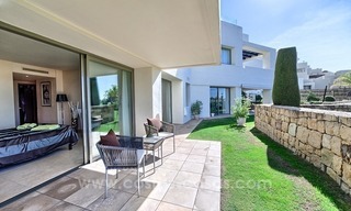 Moderne et luxueux rez-de-chaussée en première ligne de golf dans un complexe 5 étoiles en vente à Benahavis, Marbella 1