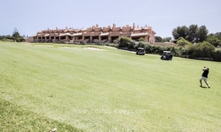 Bonne affaire ! Maisons de ville en première ligne de golf en vente à Cabopino, Marbella 7