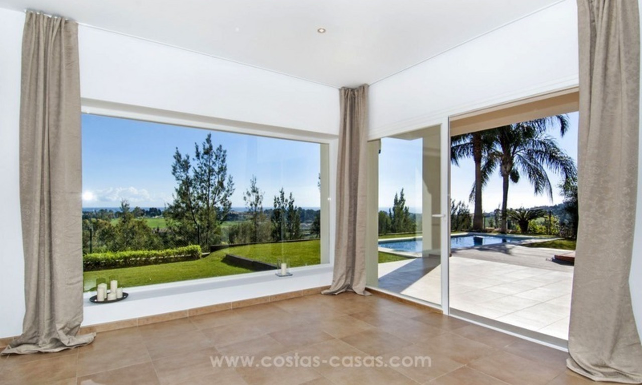  Magnifique villa de golf, de style moderne à vendre dans Marbella - Benahavis avec des vues spéctaculaires de la mer, du golf et des montagnes 0