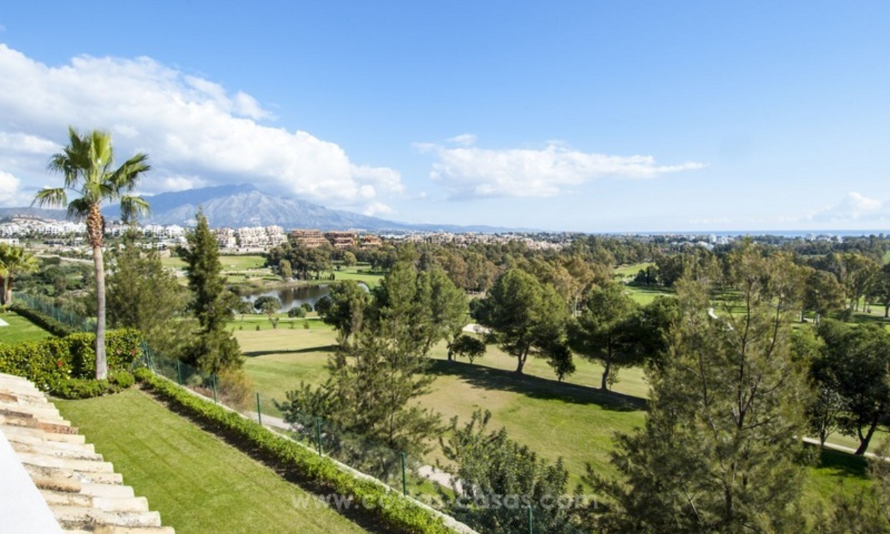  Magnifique villa de golf, de style moderne à vendre dans Marbella - Benahavis avec des vues spéctaculaires de la mer, du golf et des montagnes 1