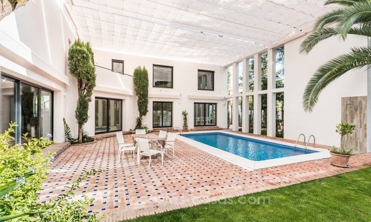 Villa entièrement rénovée de style contemporain à vendre à Nueva Andalucía, Marbella 1