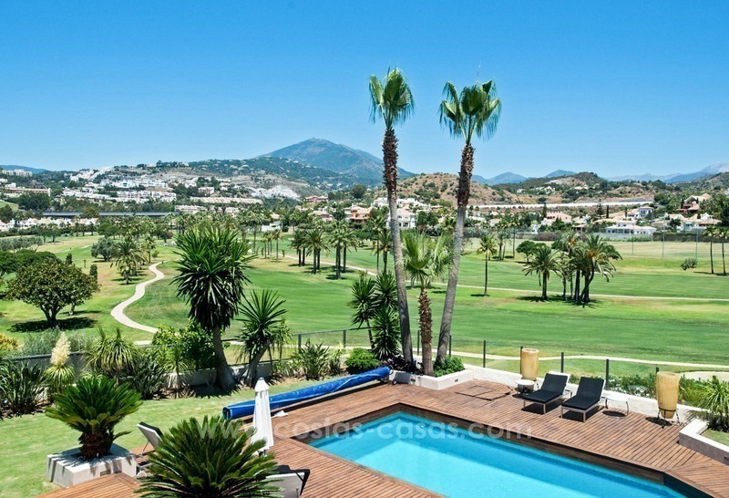 Villa rénovée en première ligne de golf à vendre à Nueva Andalucía, Marbella