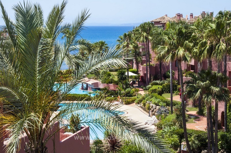 Appartement penthouse de luxe en bord de mer en vente sur la Nouvelle Mille d’Or, entre Marbella et Estepona