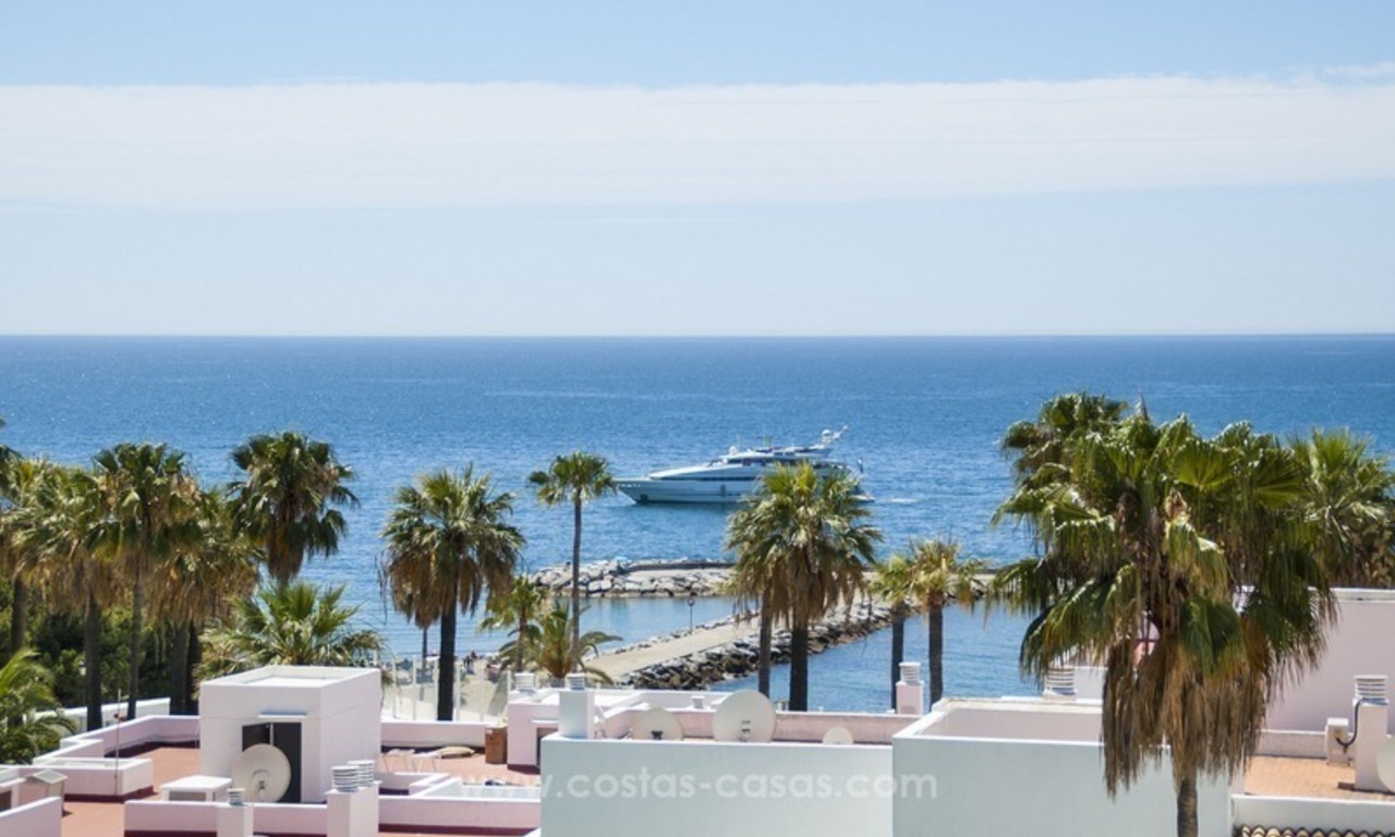 Playas del Duque à vendre: Appartement en première ligne de plage, totalement rénové à Puerto Banus, Marbella 4