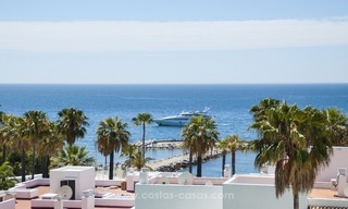Playas del Duque à vendre: Appartement en première ligne de plage, totalement rénové à Puerto Banus, Marbella 4