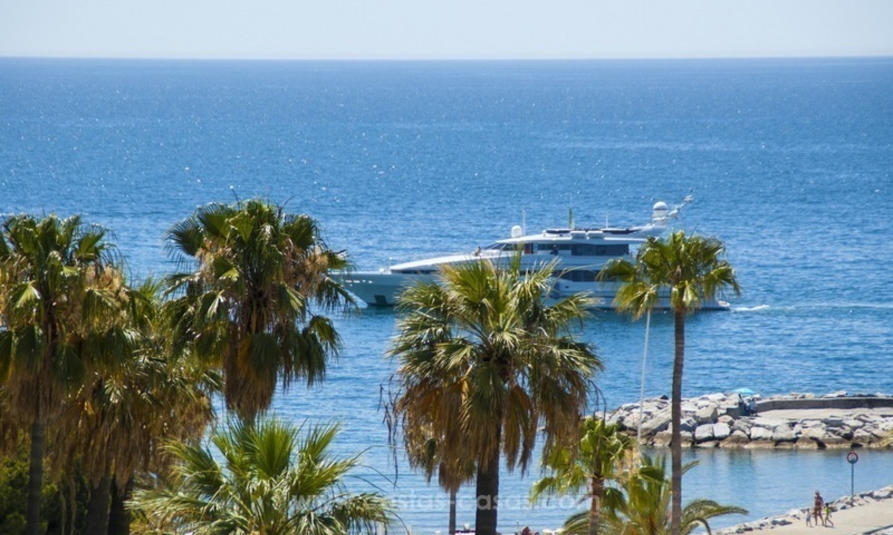 Playas del Duque à vendre: Appartement en première ligne de plage, totalement rénové à Puerto Banus, Marbella 5