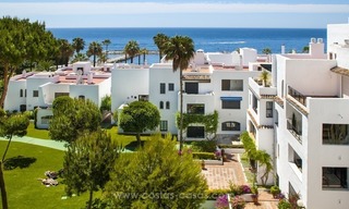 Playas del Duque à vendre: Appartement en première ligne de plage, totalement rénové à Puerto Banus, Marbella 2