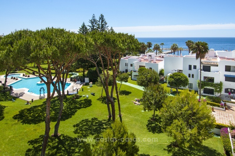 Playas del Duque à vendre: Appartement en première ligne de plage, totalement rénové à Puerto Banus, Marbella