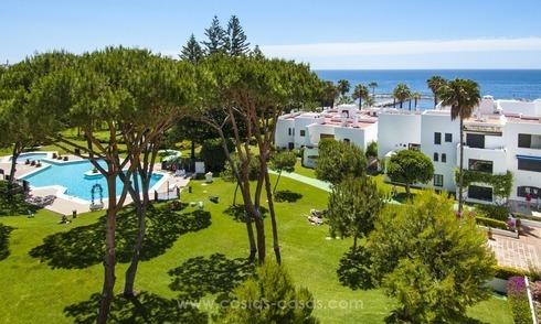 Playas del Duque à vendre: Appartement en première ligne de plage, totalement rénové à Puerto Banus, Marbella 