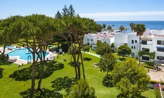 Playas del Duque à vendre: Appartement en première ligne de plage, totalement rénové à Puerto Banus, Marbella 0