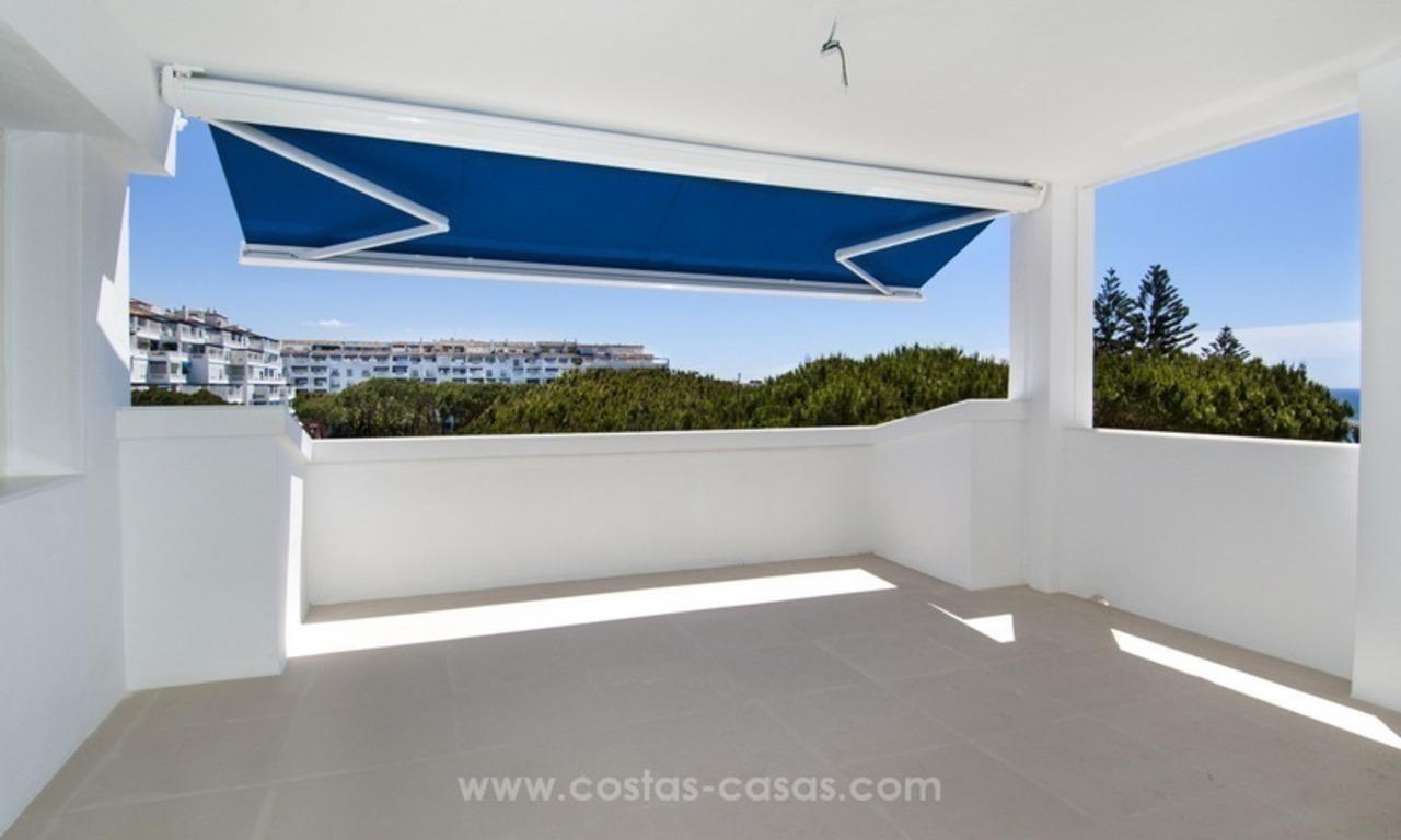Playas del Duque à vendre: Appartement en première ligne de plage, totalement rénové à Puerto Banus, Marbella 7