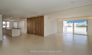 Playas del Duque à vendre: Appartement en première ligne de plage, totalement rénové à Puerto Banus, Marbella 8