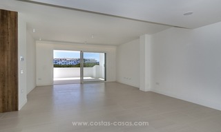 Playas del Duque à vendre: Appartement en première ligne de plage, totalement rénové à Puerto Banus, Marbella 13