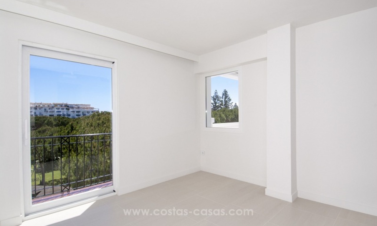 Playas del Duque à vendre: Appartement en première ligne de plage, totalement rénové à Puerto Banus, Marbella 20