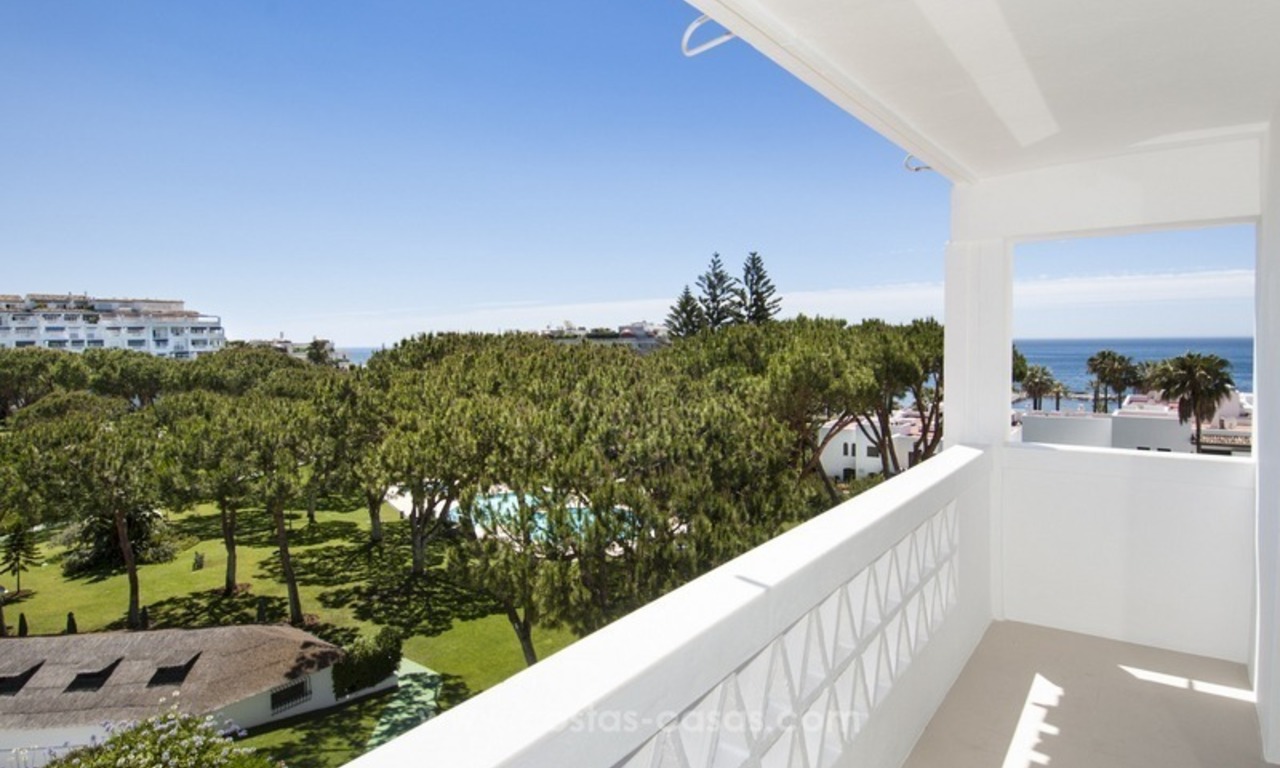 Playas del Duque à vendre: Appartement en première ligne de plage, totalement rénové à Puerto Banus, Marbella 26