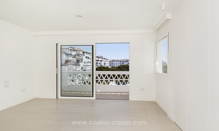 Playas del Duque à vendre: Appartement en première ligne de plage, totalement rénové à Puerto Banus, Marbella 30