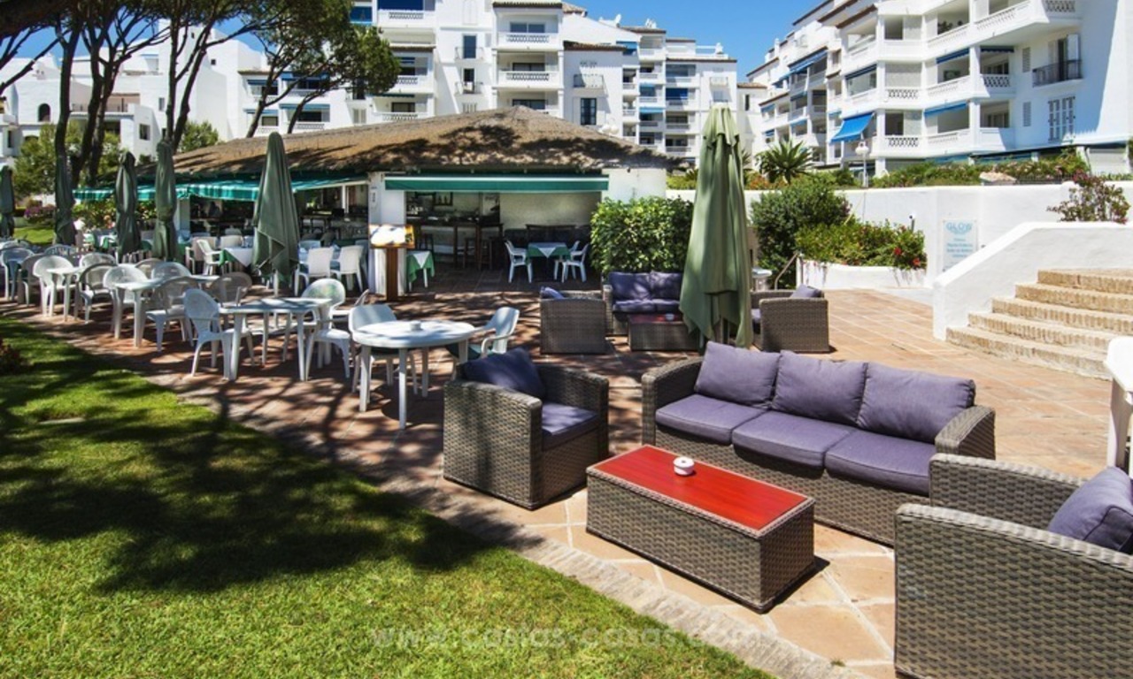 Playas del Duque à vendre: Appartement en première ligne de plage, totalement rénové à Puerto Banus, Marbella 38