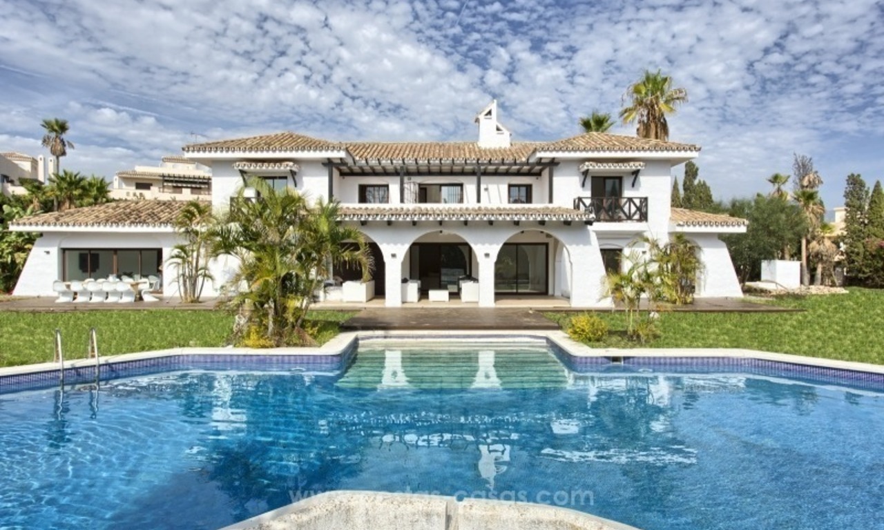 Villa de style andalou moderne à vendre à Nueva Andalucia, Marbella 0