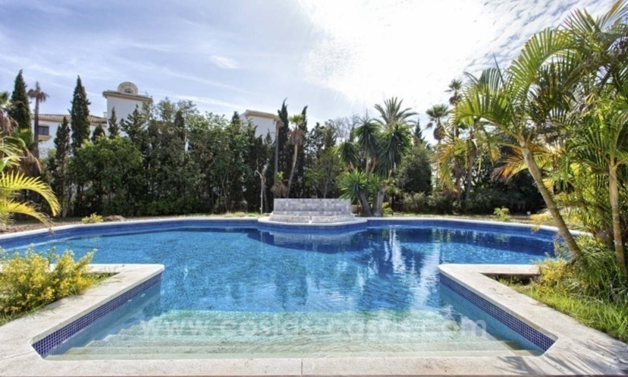 Villa de style andalou moderne à vendre à Nueva Andalucia, Marbella 2