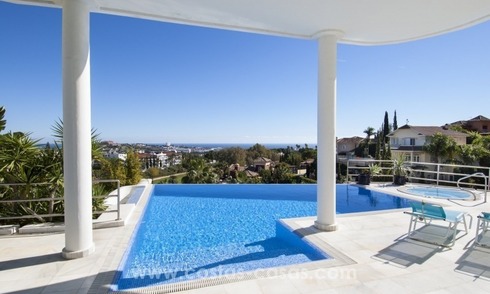 Villa contemporaine de golf à vendre dans une zone huppée de Nueva Andalucía - Marbella 