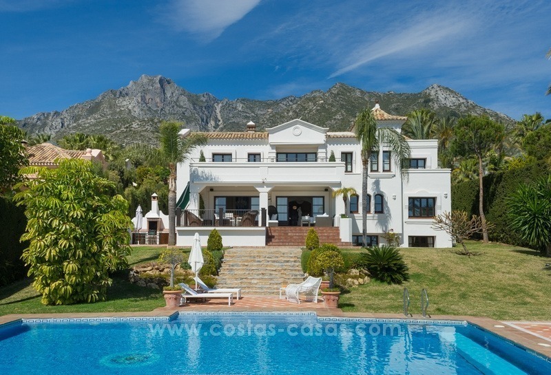 À vendre à Marbella : Superbe villa avec villa pour invités et piste de tennis