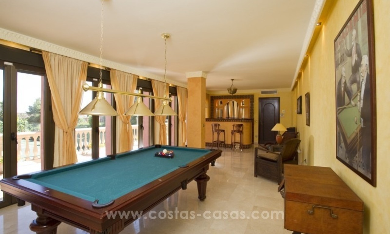 À vendre à Marbella : Superbe villa avec villa pour invités et piste de tennis 25