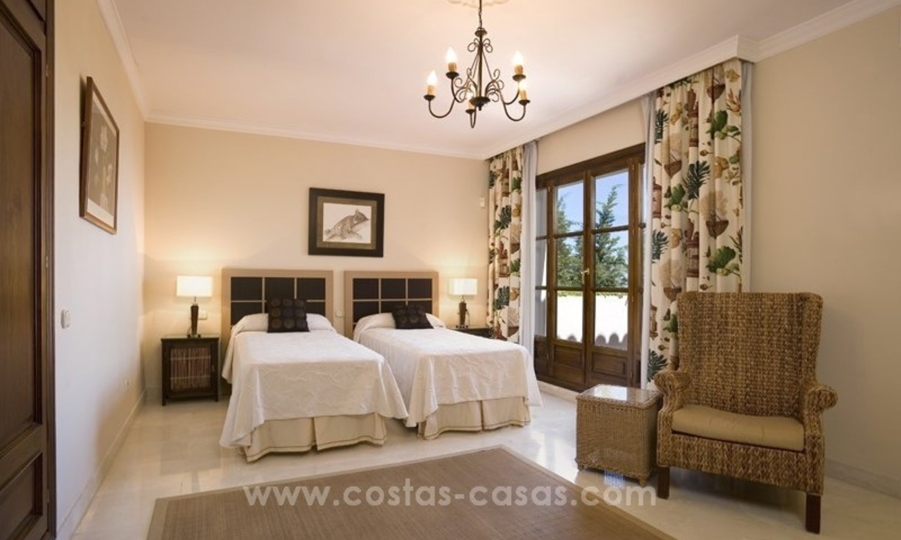À vendre à Marbella : Superbe villa avec villa pour invités et piste de tennis 35