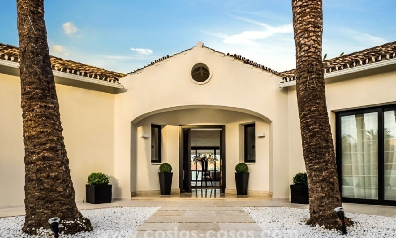 Villa rénovée en première ligne de golf à vendre à Los Naranjos Golf, Nueva Andalucía, Marbella 0