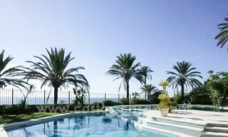 Palais en première ligne de plage en vente sur la Mille d’Or, Marbella 2