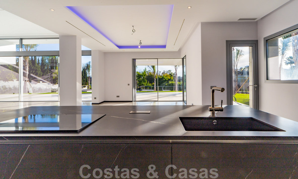 Villas modernes de design en deuxième ligne de plage à vendre à Guadalmina Baja, Marbella 29028
