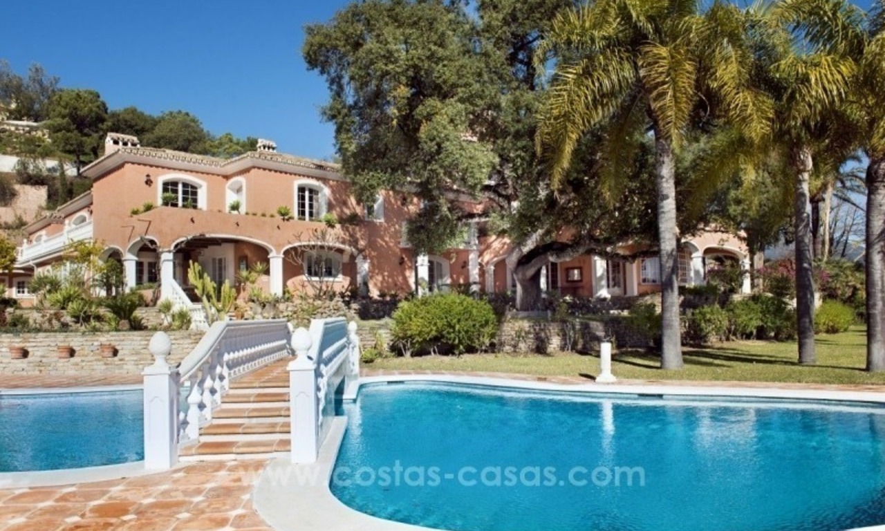  Villa en vente à Benahavis - Marbella: Urbanisation El Madroñal sur une parcelle plate de 11.000m2 avec des vues impressionantes 2