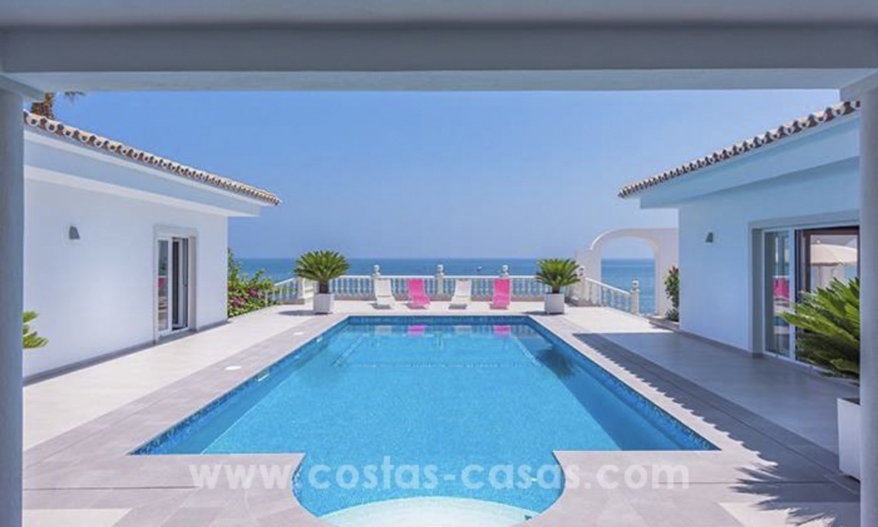 Villa de luxe en première ligne de plage à vendre à Mijas-Costa, Costa del Sol 0