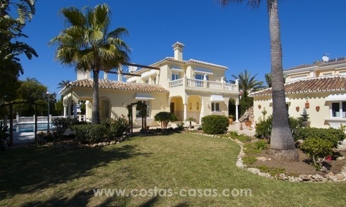 Magnifique villa en deuxième ligne de plage à vendre avec vue sur la mer à Marbella Est 
